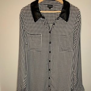 Torrid size 3. Houndstooth black and white print button up women’s blouse.